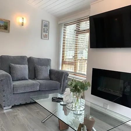 Keswick Court 2, Whitecross Bay, * Windermere
